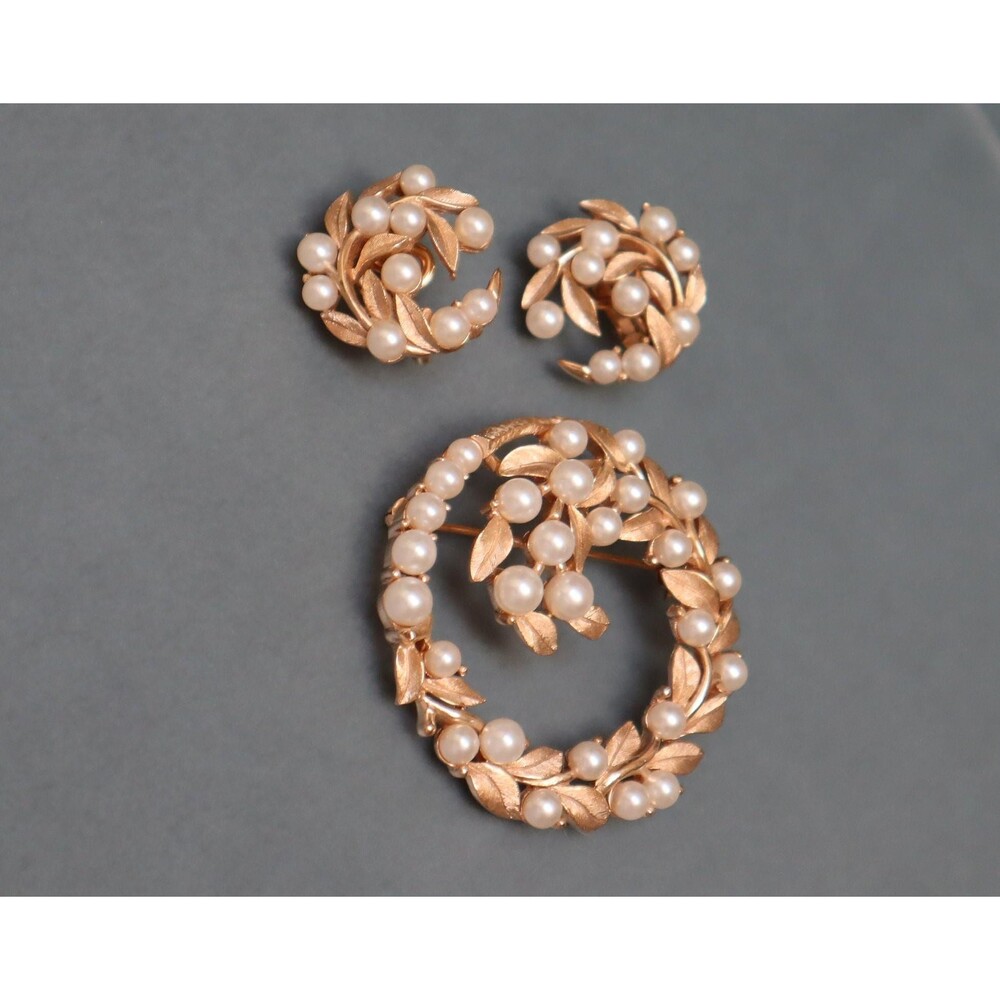 Crown Trifari Sea Wreath Pearl Brooch Earrings Set Brushed Gold